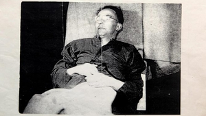Cadavrul lui Himmler, la cateva secunde dupa ce s-a sinucis