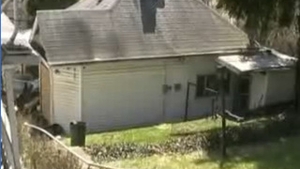 VIDEO Un obez care a stat blocat doi ani intr-un fotoliu, dus la spital in urma unei operatiuni de salvare