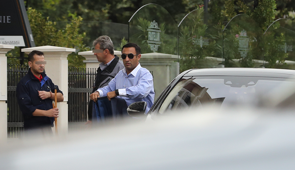 CEO-ul SOCAR a atras atenţia încă de când a ajuns la Fratellini, cu ochelarii de soare şi vestimentaţia office