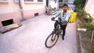 Câți bani câștigă Rahman din Bangladesh, după ce și-a părăsit familia pentru a munci în România: „Copilul mă întreabă mereu când mă întorc acasă”