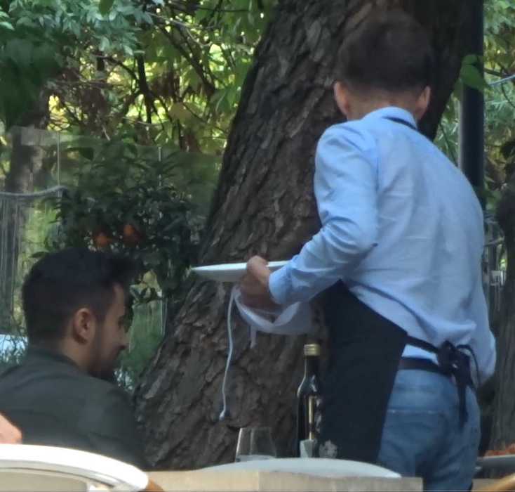 Alin Cocoş rămâne la restaurant după ce pleacă tatăl său, pentru a lua masa alături de un prieten