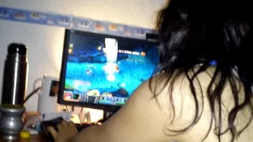 Imaginea care a socat milioane de mame pe internet! Femeia asta isi alapteaza copilul in timp ce se joaca World of Warcraft!