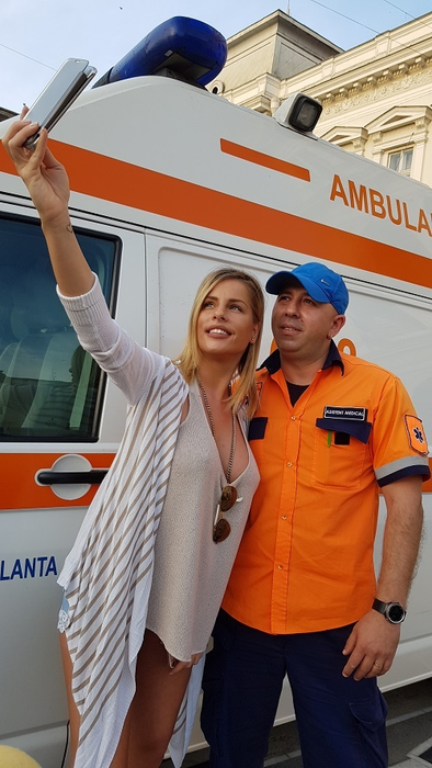Fetele au "resuscitat" şi echipajele de pe ambulanţă