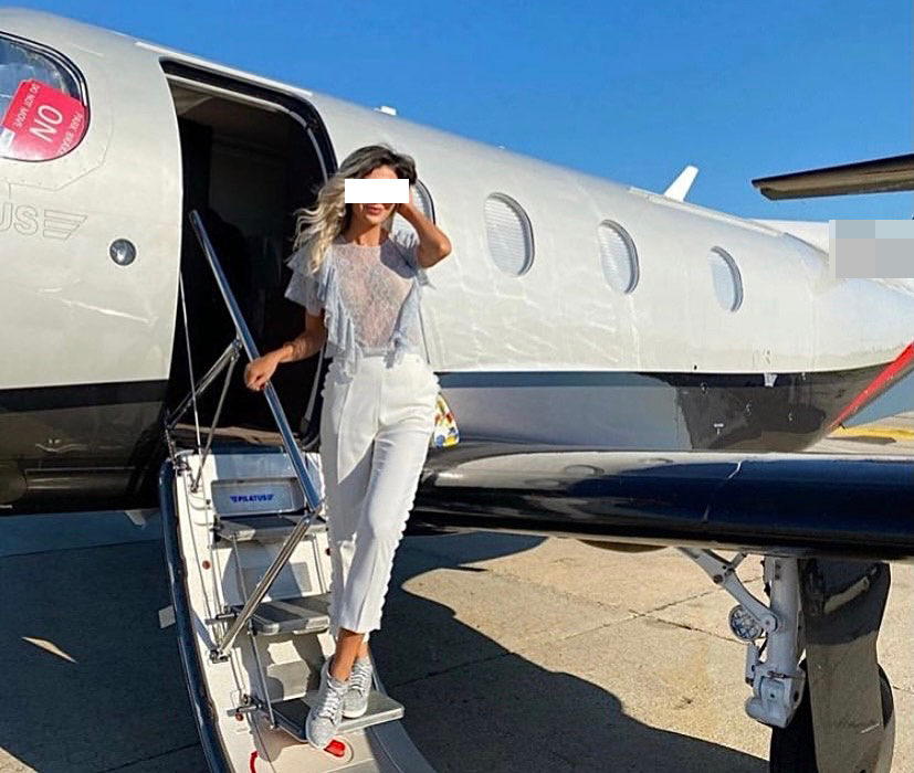 Sexoasa D., înainte de îmbarcarea în avionul privat al lui V.A.