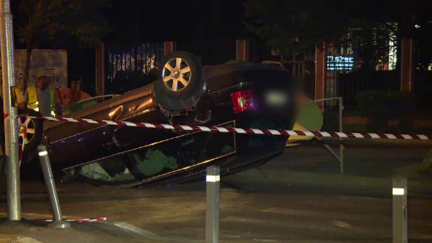 Accident în Capitală! S-a răsturnat cu mașina într-un refugiu de tramvai