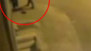 VIDEO Dumnezeule mare! O femeie naste spontan in plina strada si isi abadoneaza bebelusul