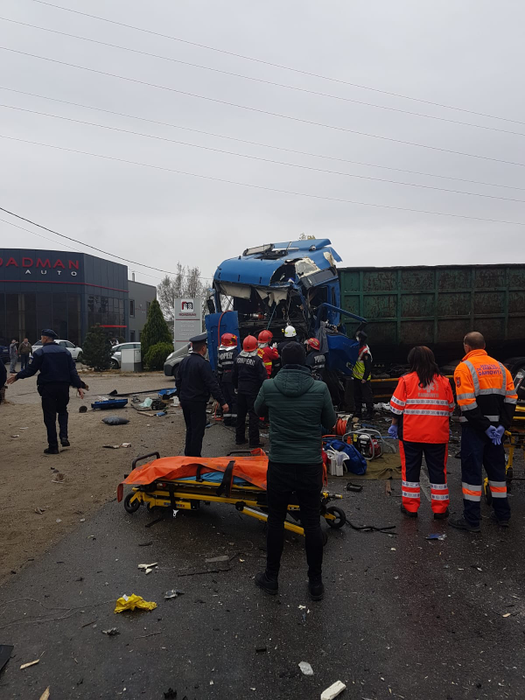 Două tiruri s-au ciocnit frontal pe DN72