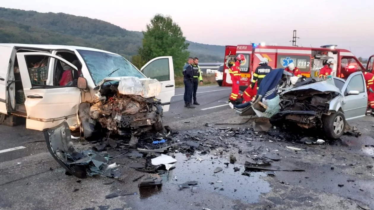 Un tânăr de 21 de ani a provocat un accident mortal în județul Cluj. Doi bărbați au murit în urma impactului violent