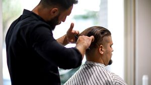 Ți-a crescut părul?! O firmă din România plătește o adevărată avere pentru podoaba ta capilară