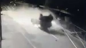 "Cascadorie" nemaivăzută pe o stradă din Craiova. Un șofer a scăpat ca prin minune dintr-un accident înfiorător - VIDEO IREAL