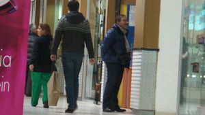 Are fobie de shopping? Cornel Palade prefera sa pazeasca intrarea in magazine decat sa-si insoteasca sotia la cumparaturi.