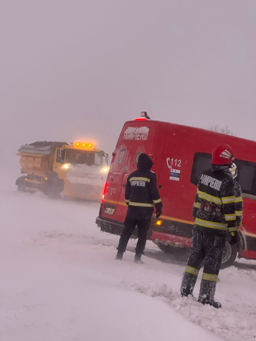 Cod roşu în România! Românii, sfătuiţi să stea în case! Drumuri închise şi fenomene meteo extreme. Încă 6 județe sunt vizate de vreme rea