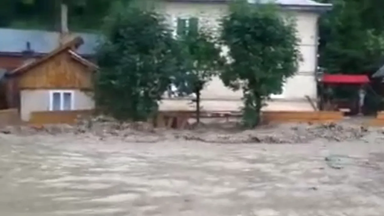 Zeci de gospodării inundate în Suceava! Un drum național și o cale ferată au fost blocate de ploi
