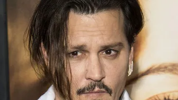 O româncă sexy rău a ”atentat” la JOHNNY DEPP! I-a cerut să facă o poză şi l-a pipăit peste tot!