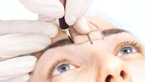 O tânără avertizează oamenii în legătură cu efectele secundare ale microblading-ului: ”Nu faceți o asemenea greșeală!”