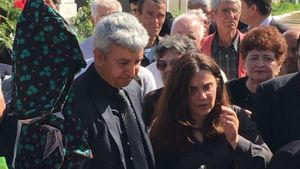 Primele imagini cu D.D. la înmormântarea tatălui (LIVE)