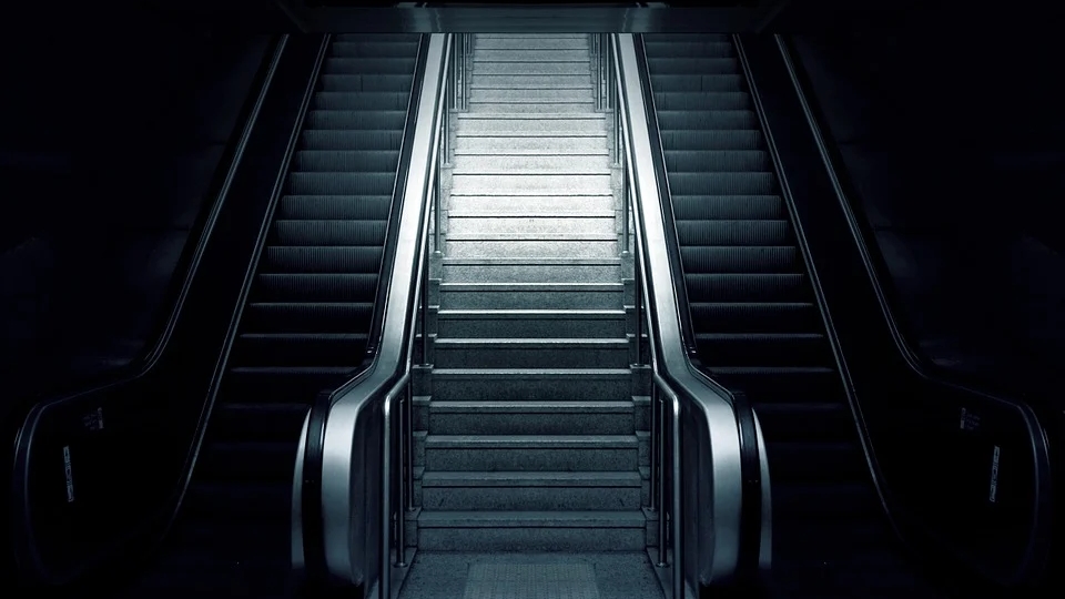 Scene horror în stația de metrou Piața Unirii. Un bărbat cu hainele pline de sânge ținea un topor în mână