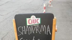 Anunțul devenit viral amplasat la intrarea unui resturant din Tulcea: "Shawrma, ceorbe, pui și.."