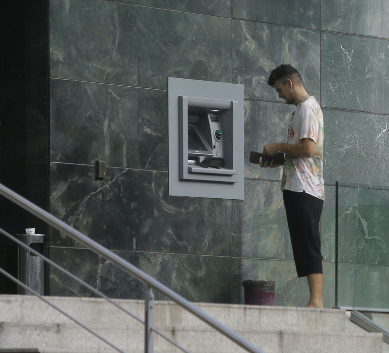 Tudor Chirilă a făcut ”blat” cu o angajată, pentru a scoate o sumă de bani de la bancomat!