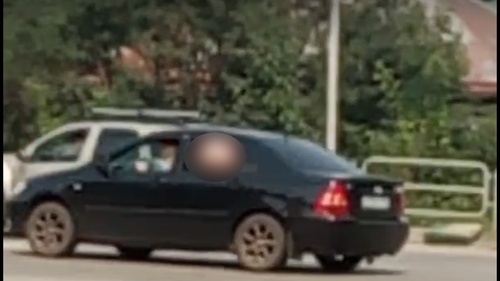 VIDEO! O femeie îşi arată părţile intime pe geamul maşinii, în mijlocul traficului, în amiaza mare!