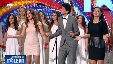Ma uit la voi ca la un tablou minunat Juriul de la Romanii au Talent a fost CUCERIT de cel mai frumos cor! Vor merge mai departe