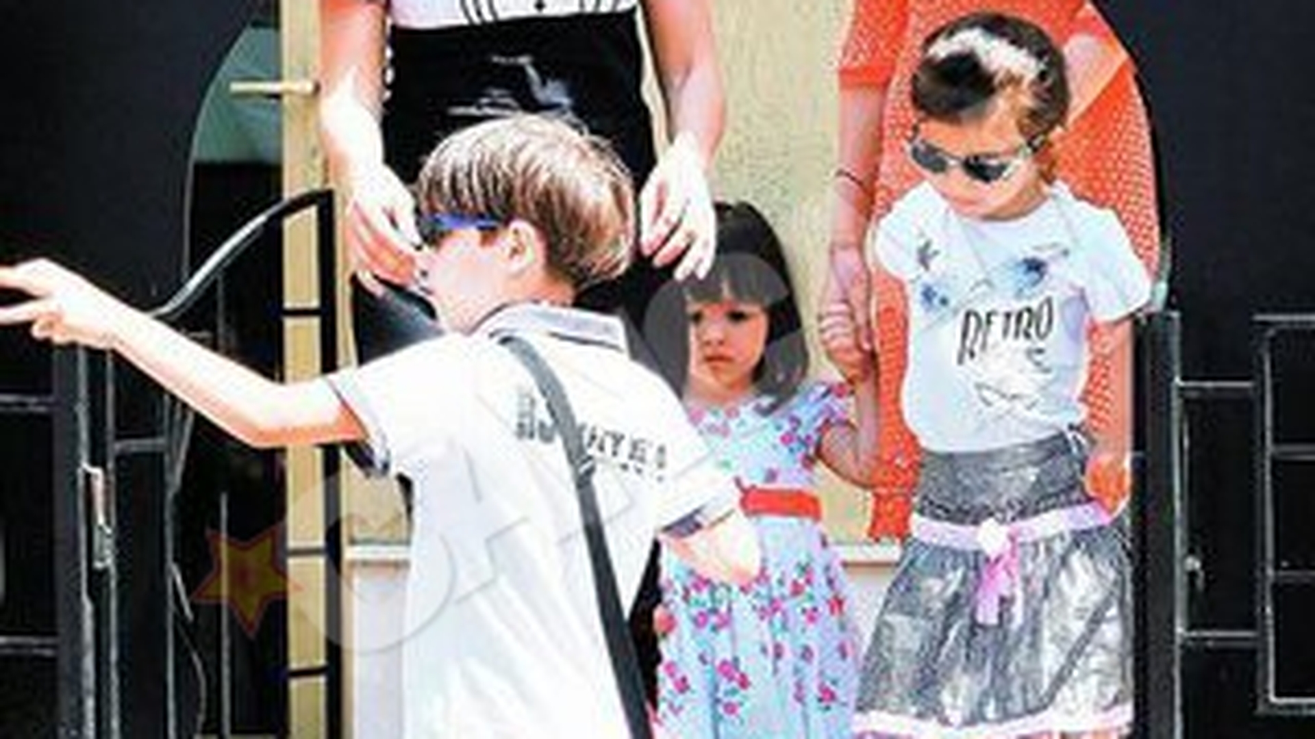 Fetita "Printului" strange bani pentru fiica lui Rotariu