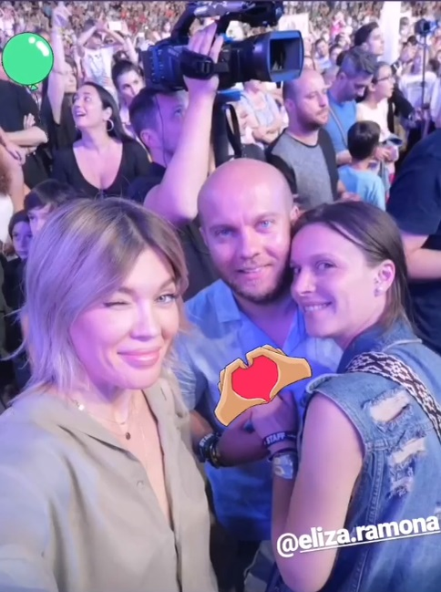 Gina Pistol și-a susținut iubitul împreună cu “socrii ei”! Imagini senzaționale de la concertul lui Smiley de la Arenele Romane