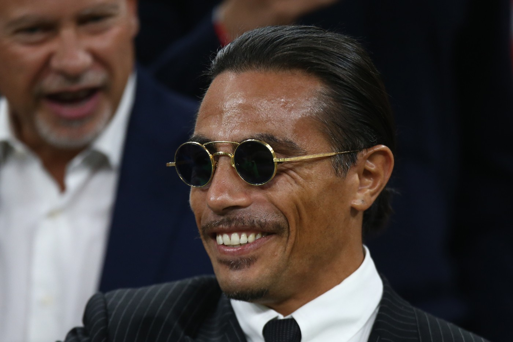 Foto Spada/LaPresse 18 settembre 2022 - Milano , Italia - sport, calcio - Ac Milan vs Napoli- Campionato italiano di calcio Serie A TIM 2022/2023 - Stadio San Siro. Nella foto: 
salt bae

September 18, 2022 Milan , Italy - sport, calcio - Ac Milan vs Napoli - Serie A Football Championship 2022/2023 - San Siro Stadium . In the pic: salt bae,Image: 724004747, License: Rights-managed, Restrictions: World Rights Except China, France, and Italy * CHNOUT FRAOUT ITAOUT, Model Release: no