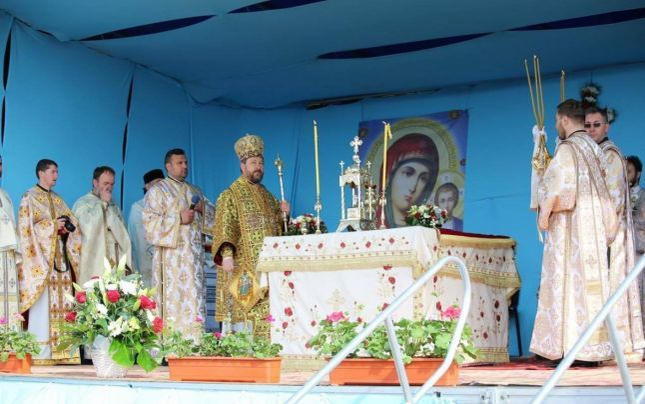 Reacţia episcopului din Huşi, căruia enoriaşii i-au întins covoare pe jos pentru a nu se murdări pe pantofi: „Niciodată Preasfinţitul nu a impus vreun protocol“