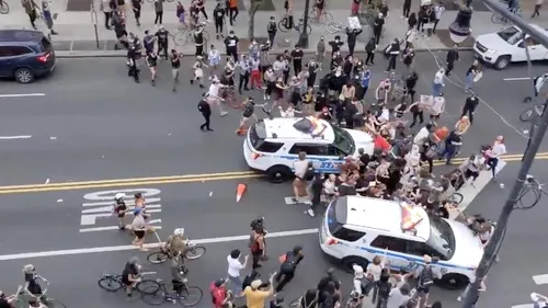 Luptele de stradă continuă! Imagini șocante de la protestele din SUA! O mașină de poliție intră direct într-un grup de protestatari în New York