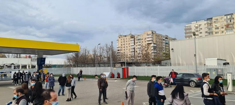 Oamenii s-a înghesuit la benzinării înainte de ora 20.00 ( foto Facebook Cristian Botez)