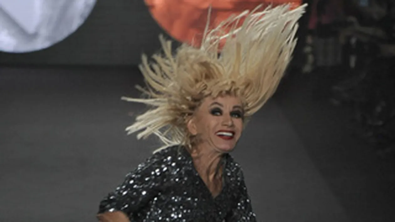 O creatoare foooooarte flexibila! Vezi aici ce a facut un designer american pe podiumul de moda