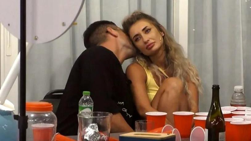 Apropierea dintre Maria Avram și Cătălin Brînză la „Insula iubirii” / Sursa foto: Social media