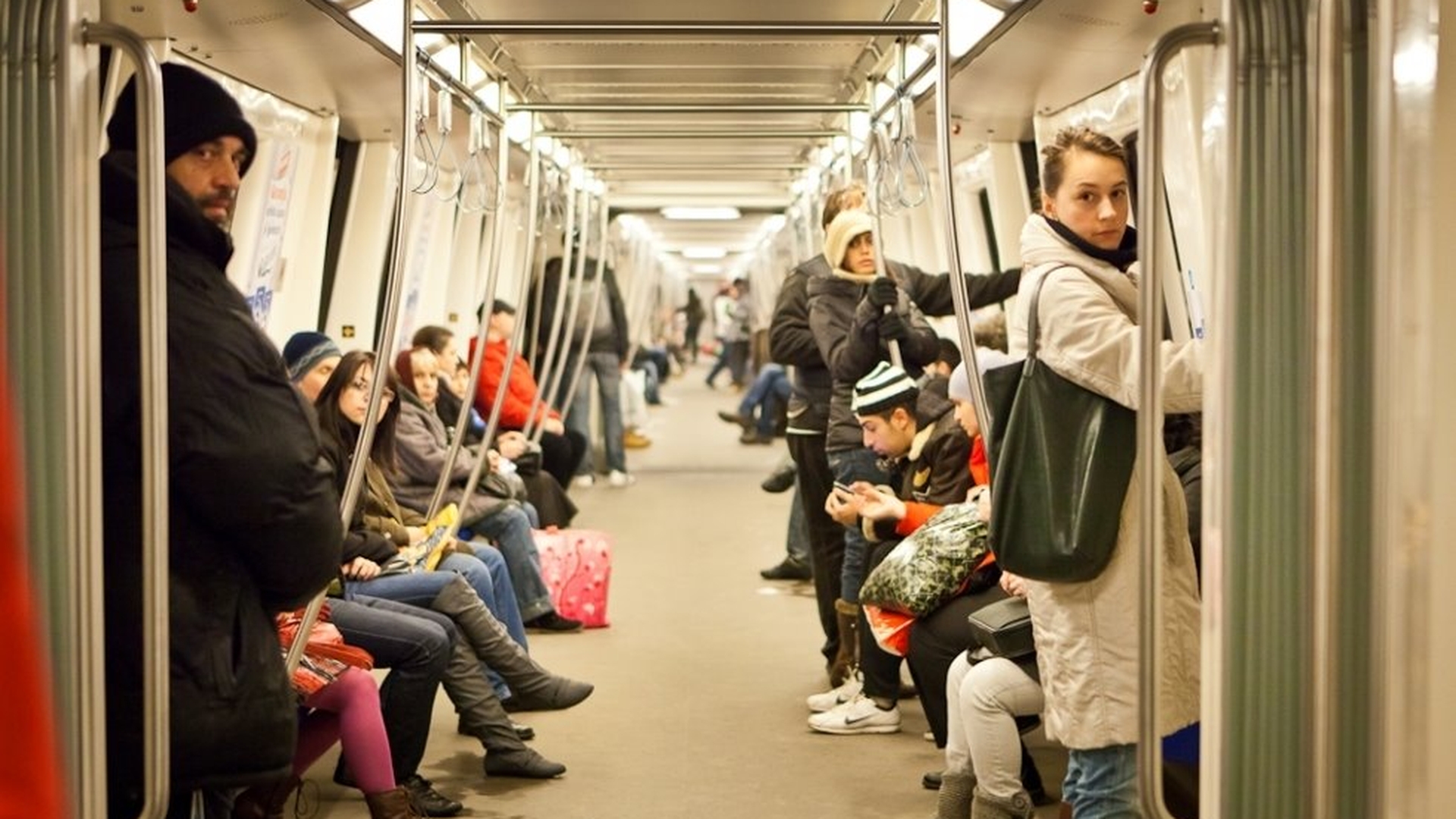 Bucureștenii au crezut că nu văd bine! Ce vedetă de la Pro TV a fost fotografiată ieri, în metrou