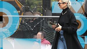 Avem sărutul pe care l-au vânat toți paparazzii din România! Lidia Buble + eroticul iubit = LOVE