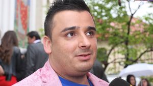 Un sut in fund, un pas inainte! Liviu Mititelu vrea cu orice pret la Eurovision. Asculta aici piesa, ai putea sa juri ca nu e el!