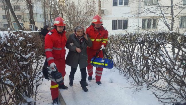 Incendiu într-un bloc din Botoşani. Peste 30 de evacuaţi, patru oameni în spital