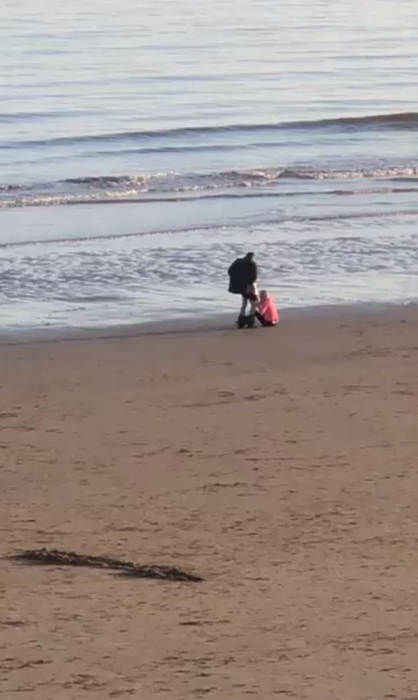 Scene halucinante chiar de Anul Nou! Au făcut amor sălbatic în fața trecătorilor. FOTO