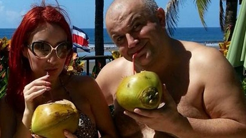 Vacanta de vis pentru Axinte! S-a refugiat de frig in Costa Rica si s-a pozat ASA cu sotia, pe plaja!