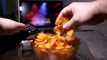 De ce să nu mănânci când te uiţi la televizor