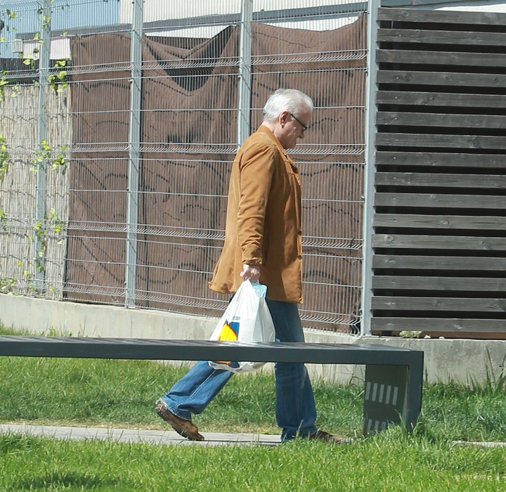 Irinel Columbeanu se întoarce de la cumpărături