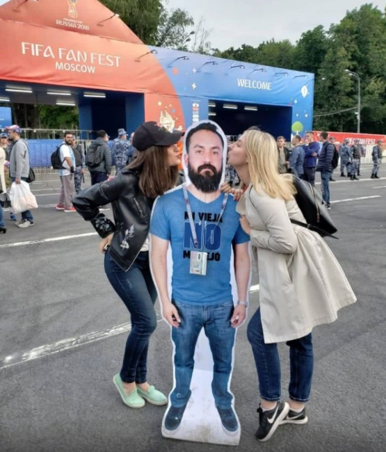 A strâns bani 4 ani pentru a merge la Campionatul Mondial de Fotbal, dar soția nu l-a lăsat să plece în Rusia. Prietenii bărbatului din Mexic au făcut însă un gest incredibil