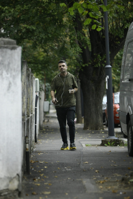 Cornel Ilie, trist și abătut, la plimbare în Dorobanți