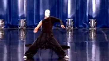 VIDEO Un jurnalist britanic il ironizeaza pe Razy Gogonea: Ii copiaza pe ciudatii aceia pe care ii vezi pe plaja in vacante