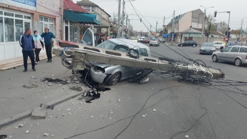 Aflat în stare de ebrietate, un șofer a intrat cu maşina în stâlpul de curent. VIDEO