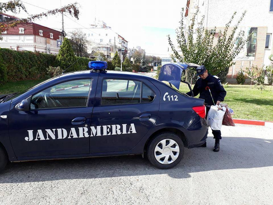 El e jandarmul care a făcut un copil să plângă de fericire! Cel mic nu fusese niciodată vizitat de Moş-Crăciun