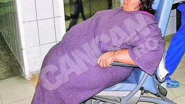 Copila Victoriei Lacatusu are doi ani si inca nu merge! Fiica celei mai grase romance e bolnava