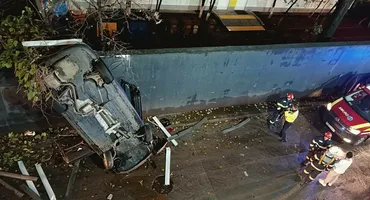 Un tânăr de 20 de ani, fără permis, a căzut cu mașina de la etajul 2 al parcării din Mega Mall