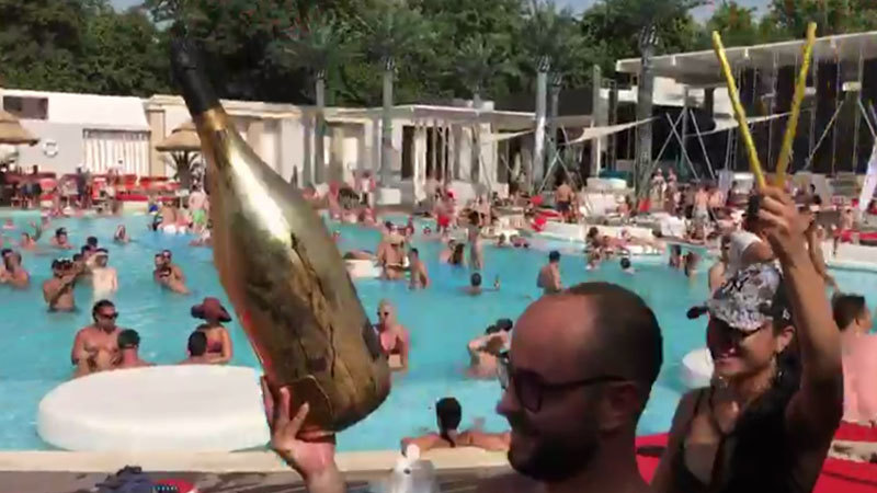 Davide s-a respectat la Player Club Bucharest şi a consumat şampanie fină