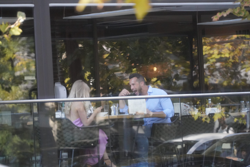 Tristan Tate și blonda misterioasă, la restaurant